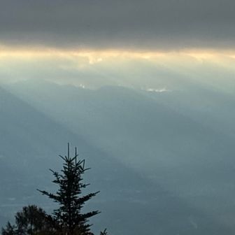 雲の隙間から日差しが入り込んでいますが、期待はずれですね。