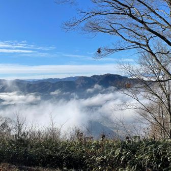雲海の向こうは松代の山、奇妙山かなぁ？