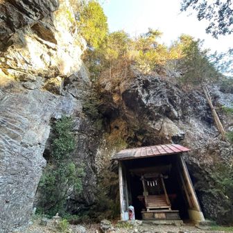 南駐車場からスタートで先ずは瀧神社⛩️
誰もいません。