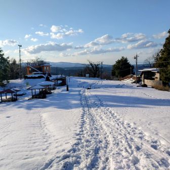 猿倉山キャンプ場駐車場到着！
だ〜れもいないのね😂
私の駐車場はもう少し下なのね😂
今日は雪で足がとられ大変疲れましたが、終始晴天で気持ちの良い登山となりました！🥰