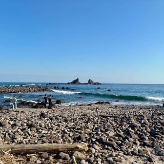 右に初島、三ツ石の後ろに大島が見える。
渥美半島旅行で愛のココナッツメッセージ※を知ったので、足もとにヤシの実が落ちていないか気になりました。
やはり拾得者になるのは難しいので、来年はヤシの実オーナーになる予定です🌴

※石垣島の海からヤシの実を投げて🥥渥美半島の恋路ヶ浜への漂着を願うプロジェクト。
まだ恋路ヶ浜には漂着した実績はないがこれまで日本各地に漂着している。
ヤシの実の会員(オーナー)になると自分のヤシの実が石垣島の海から放たれるらしい。