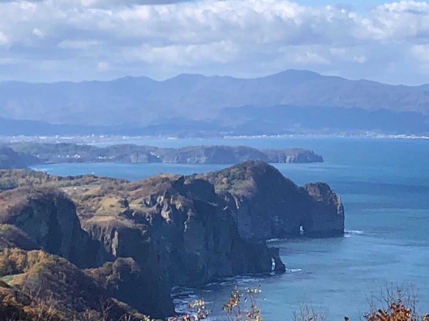 途中の見晴台からオタモイ海岸、遠くに余市港・積丹岳が見えます👀