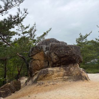 神社から少し行くとこんな巨岩もあったり