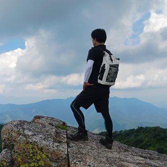 五葉岳山頂に立つ私