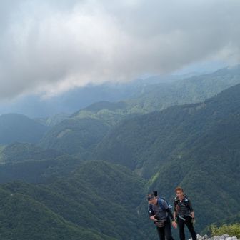 素晴らしい景色✨にステキなオヤジ二人😎👍
上には厚い☁がやってきた😰
何悪いことしたのかな？🤣🤣