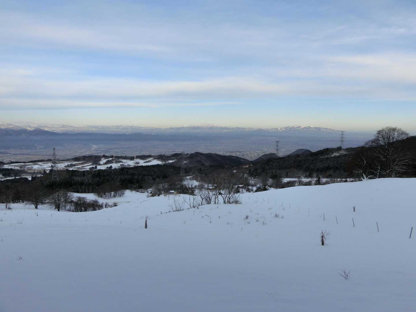 思ってたほど天気が良くない。大朝日や月山のほうが晴れてる。
ここで今シーズン初のアイゼンを着ける。
アイゼンはつけやすいんだよな〜。すき！