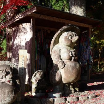 たぬき。西国三十三所巡礼者はここで納札するそうです。