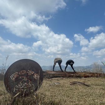 看板に従って股のぞき🫣