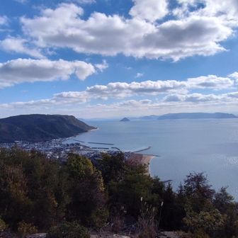 東方向の山は、王子ヶ岳
海の向こうに高松の市街地が見えていました。