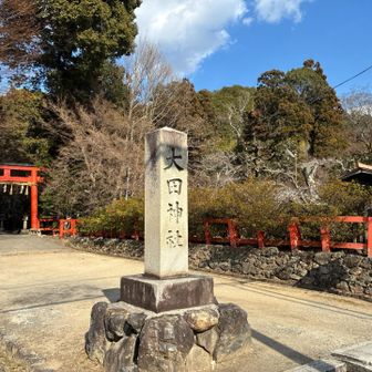 太田神社　天然記念物のカキツバタ群落は右手の池