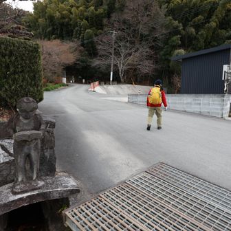 河童の石像を女山（ぞやま）方面へ