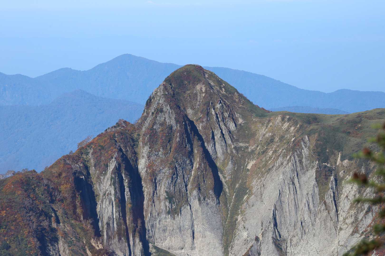 雨飾山です。
残念ながら天狗原山からは雨飾山は見えず、
唯一見えるのはこの場所からです。
今日あたり登山者でごった返しているでしょう
な🫨
