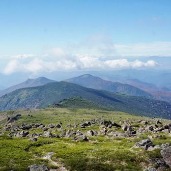 中央にうっすら岩木山