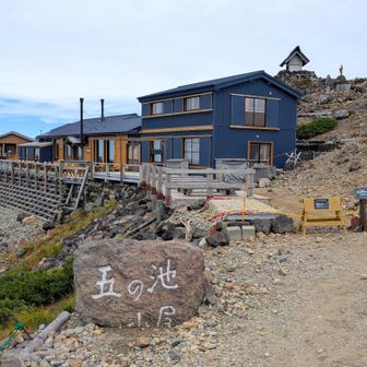 宿泊専用で入れませんでしたが、みるからにきれいな小屋です