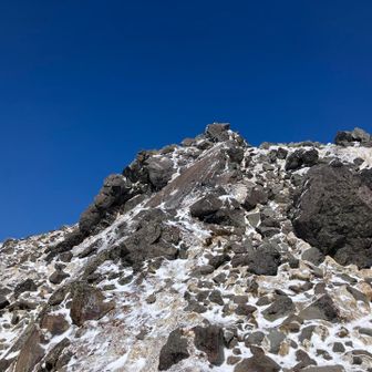 最後の登りは岩山です。昨日1-2cm新雪が降ったようだったので、最後までアイゼンで行きました。