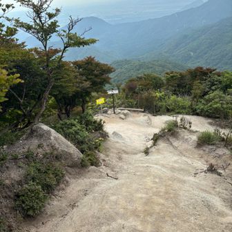 ザレの下りはこわい。