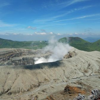 楢尾岳を下り、コンクリート道路を更に進めば火口東展望所。
中岳火口🌋が見える。