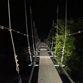 車道終点から間違って砂防ダム末端まで行ってしまい、その後も徘徊し…😅
かなり時間をロスして、やっと桧山沢吊橋へ