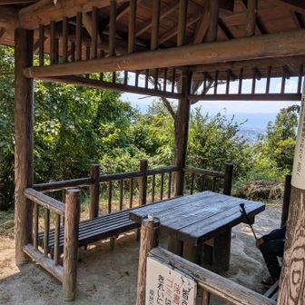 展望所①すぐの東屋。良い天気すぎる暑いー☀