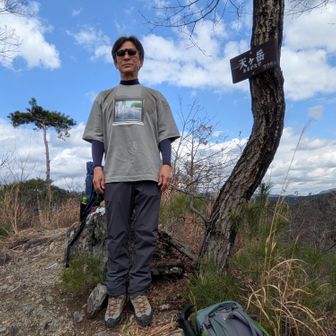 友人が絵画展で入賞した絵をプリントした記念のＴシャツを頂きました✨
とりあえず📸

そんな訳で下山します💨