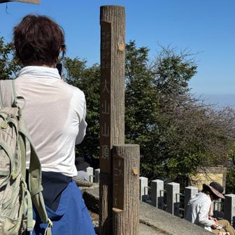 頂上も大混雑。座る場所を探すのに一苦労。