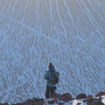 シンさんと山肌😊