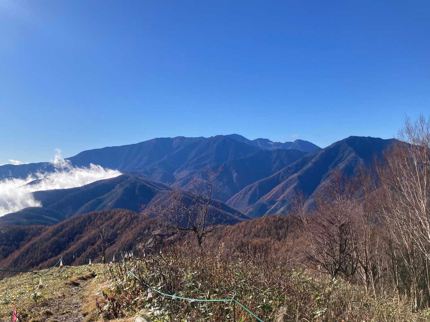 南側には木曽駒ヶ岳などの中央アルプス

経ヶ岳は中央アルプスの北端だけど標高が低くて森林限界超えないのでアルプスっぽくない😅
かと言って里山ってほど手軽な山ではない