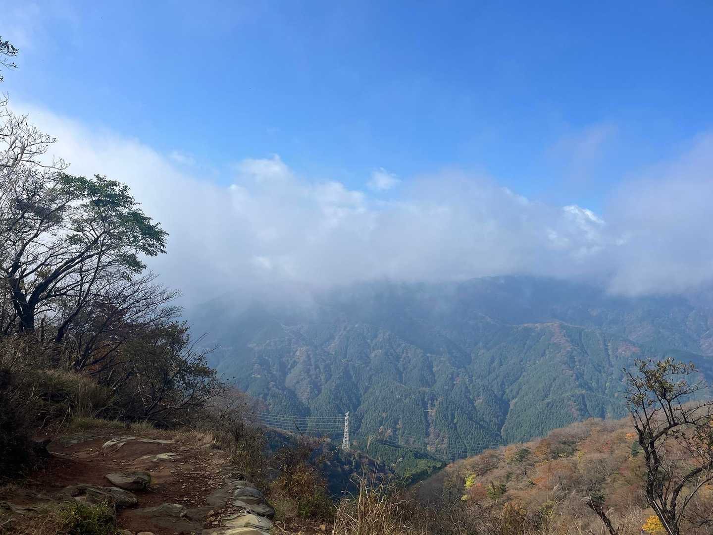 富士見台とかで
初めての方と富士山見えないですねーとか喋ってたら
写真忘れました🤭
いきなりヤビツ分岐のところ
山々が綺麗です
