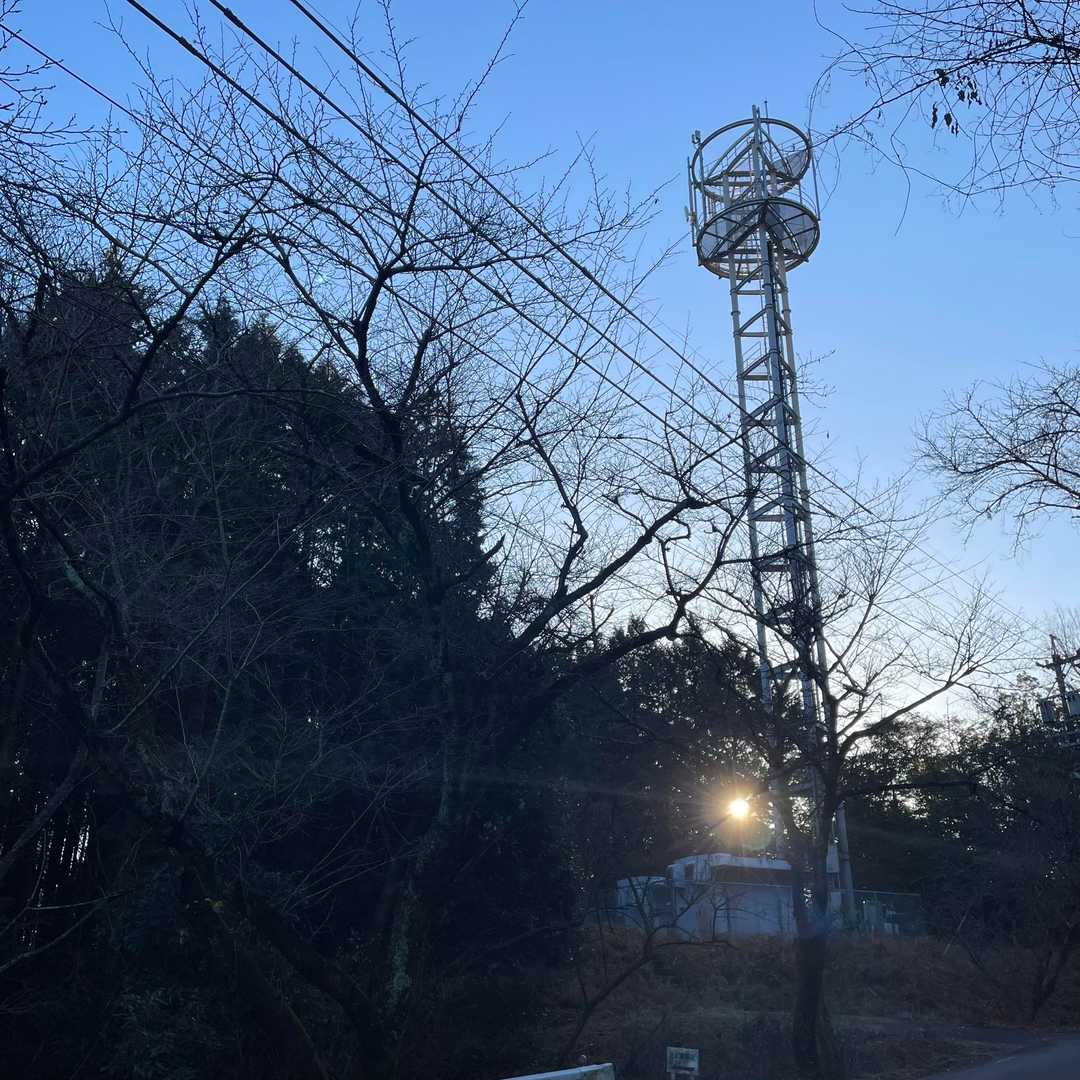こちらの鉄塔脇から
象王山 普賢寺方面に下山できます🅿️
途中ご一緒した方とはこちらでお別れ
良い一年になりますよーに🎍✨