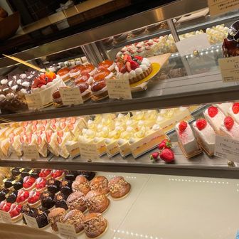 きゃー🫣おいし過ぎる〜（まだたべてないだろうよ）
ケーキはケースから選ぶスタイル、しばし悩みました…🧁🍰🌰
カフェでいただくときは、お皿に素敵に盛り付けてくださいます

にしても、店内の動線がちょっと惜しい感じ…
広さ的に仕方ないのかもしれないけれど、開店直後はベーカリーとカフェの利用者が入り混じって少しバタついてました
それでも、落ち着けばきっとゆっくりできそうな雰囲気でした