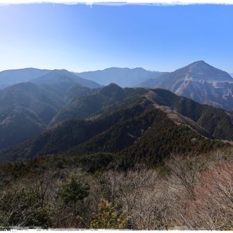 今日一番開けた場所がここでした。
画面中央やや上の尖がってるのが焼山っぽいですかね。