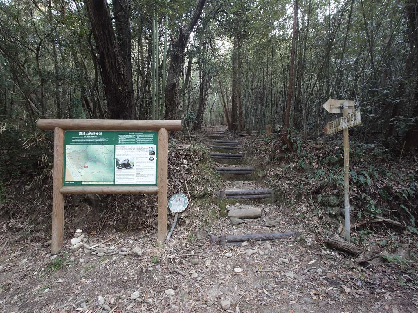 少し歩いてここから登山道