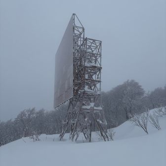 下ると風が強くて寒い