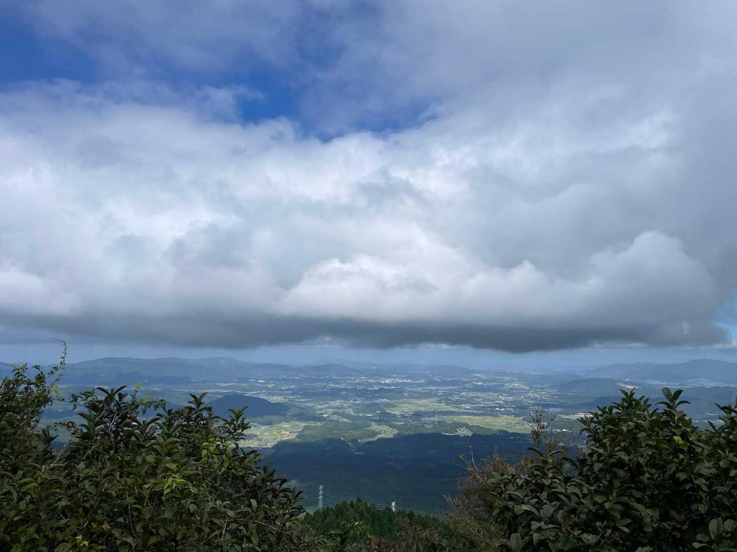 下の方は晴れてそうです
風も結構出てきていて、一部黒い雲になってきていたので休憩を早めに切り上げて下山します