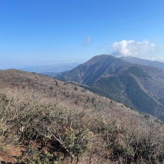 左から氷ノ山、滝山、那岐山が見えます