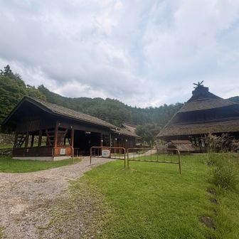 着物を着た外国人の方が散策をする古民家村、これが西湖いやしの里根場だった！入ると500円ですよーとあちこちに書いてある（登山者向け）