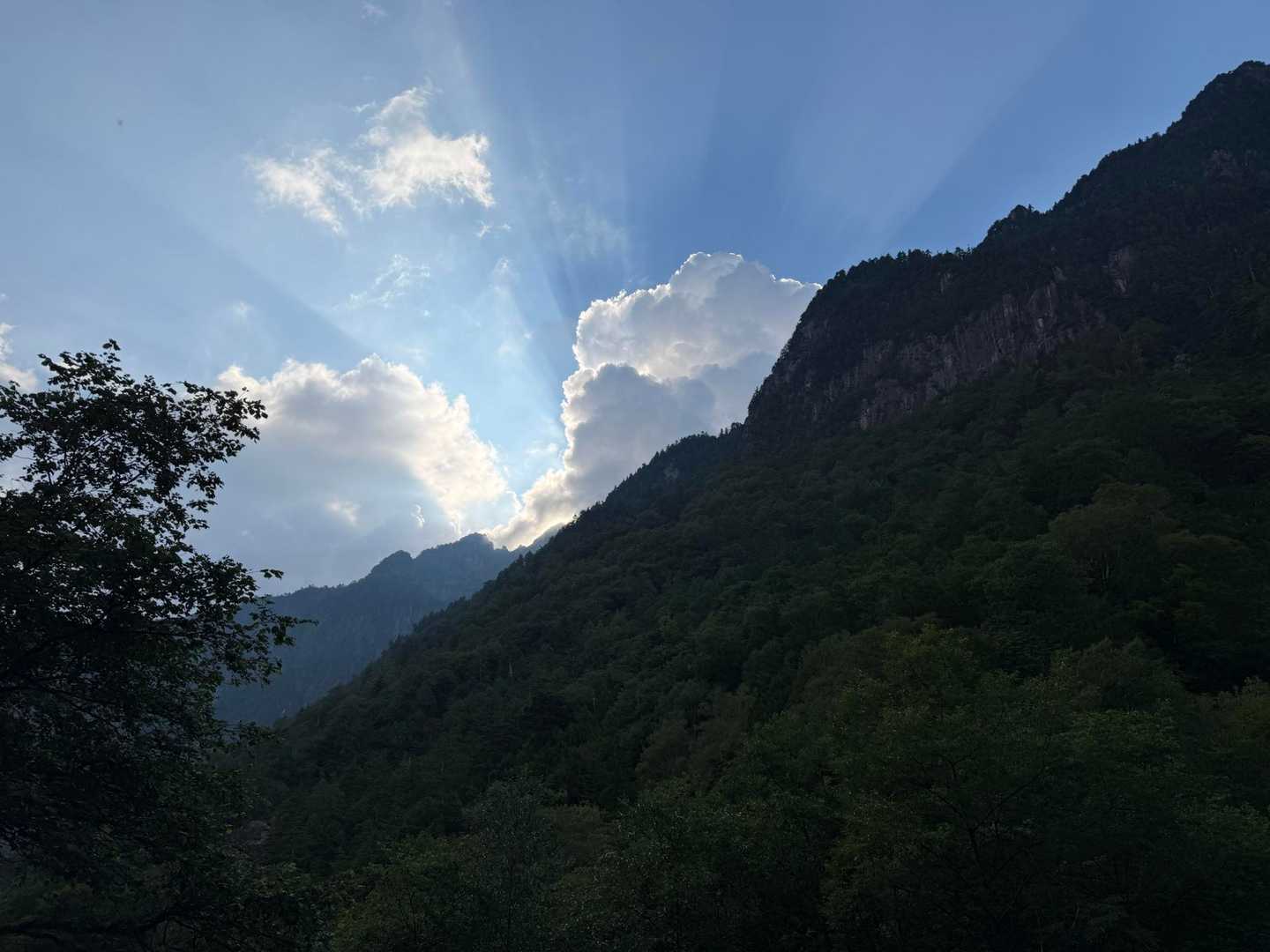 雲から漏れる光が綺麗