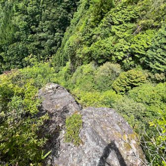 出発前に三ツ岩🪨から下を見ると結構な恐怖でした😱
遠くの絶景で癒されていましたが、中々の危ないところにいたようです😅