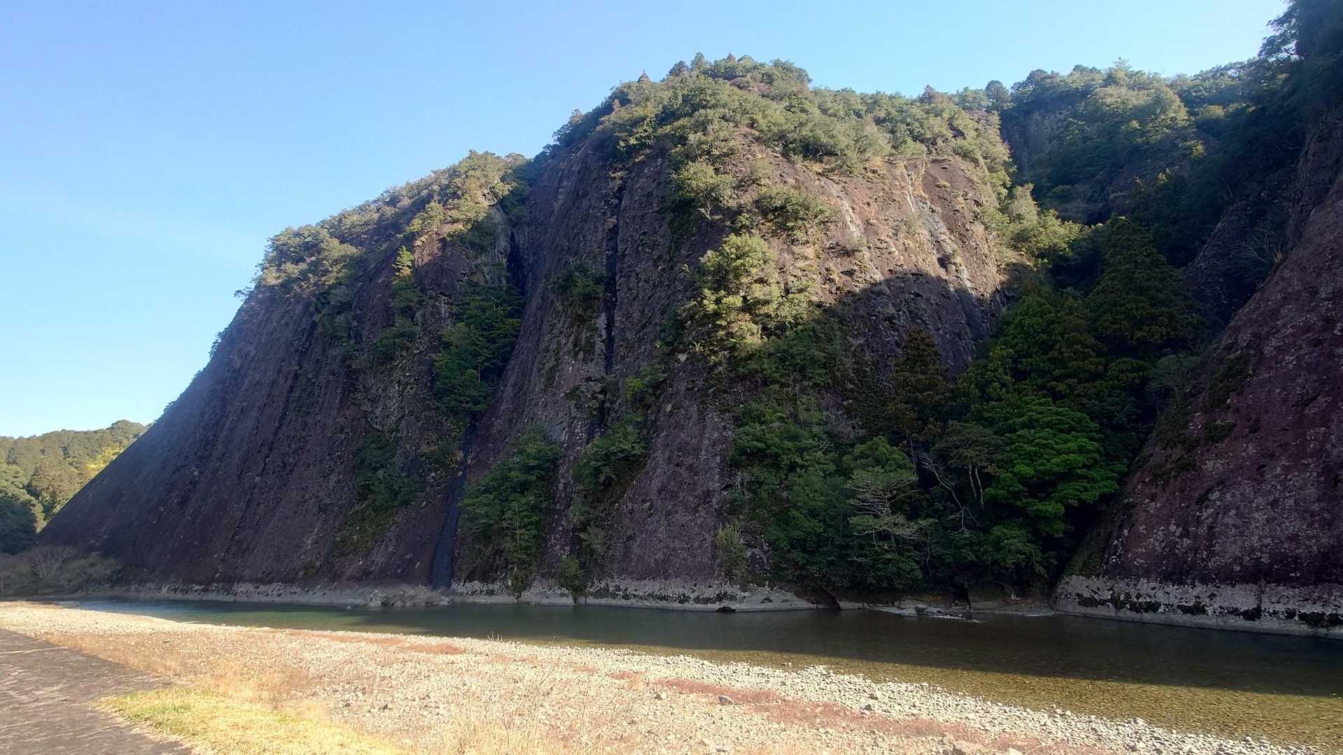 古座の一枚岩。本当にどでかい！朝はまだ影になってます。