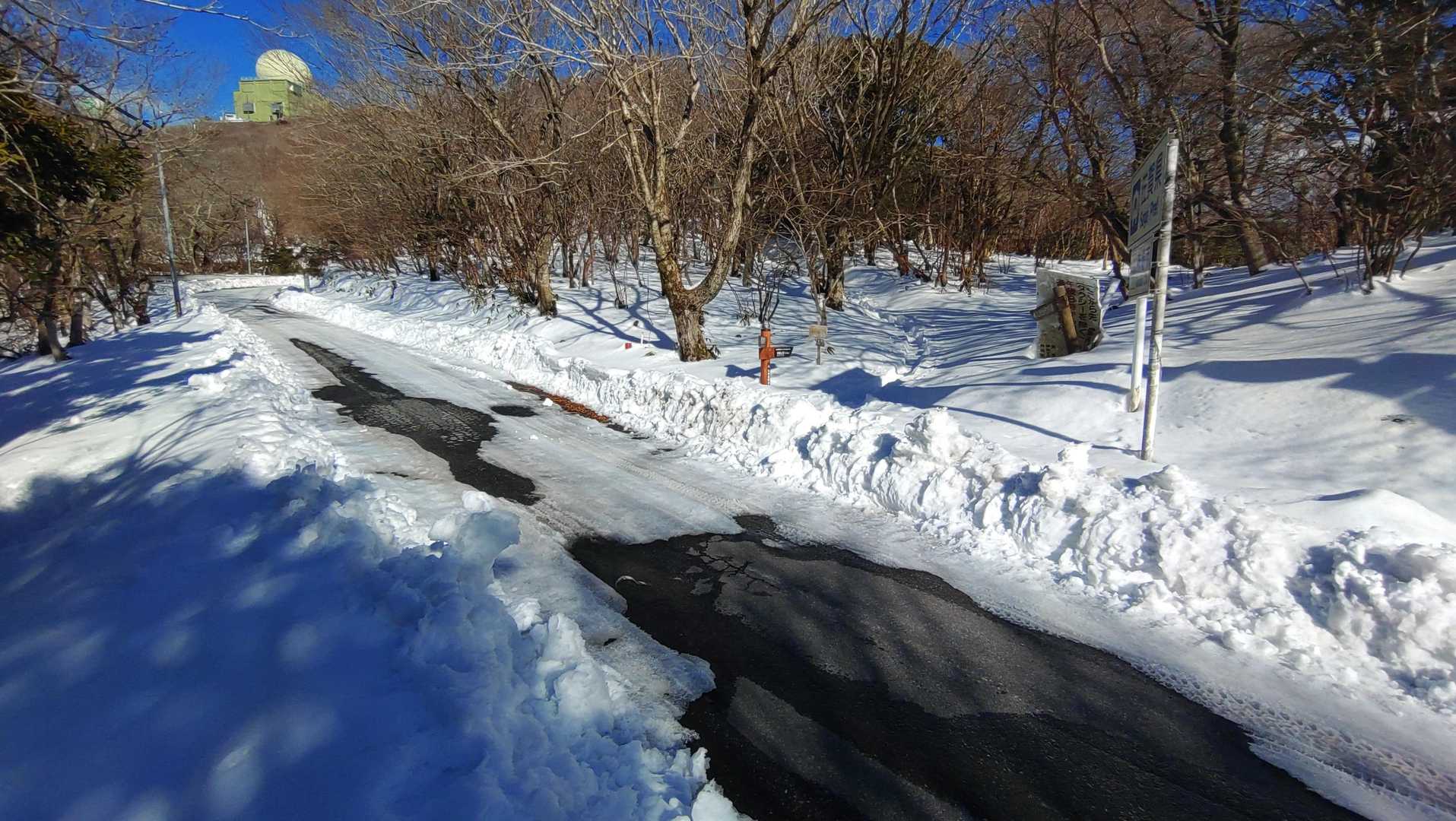 目の前の林道は冬季でも解放されているみたいで、山頂直下まで車で上がれますが、凍結してそうなので私の中で選択肢にはありません😅

林道の反対側に道標があるのでそちらへ