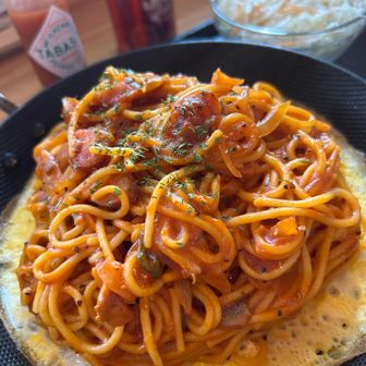 では下山メシ、日替わり🍝パスタランチ🥗で人間も食事に入ります😉

😋今日は大好物のナポリタンでした🙌

鉄板の上は🍳卵焼きが敷いてあって、なんとも昭和世代にはたまりませんね🎶