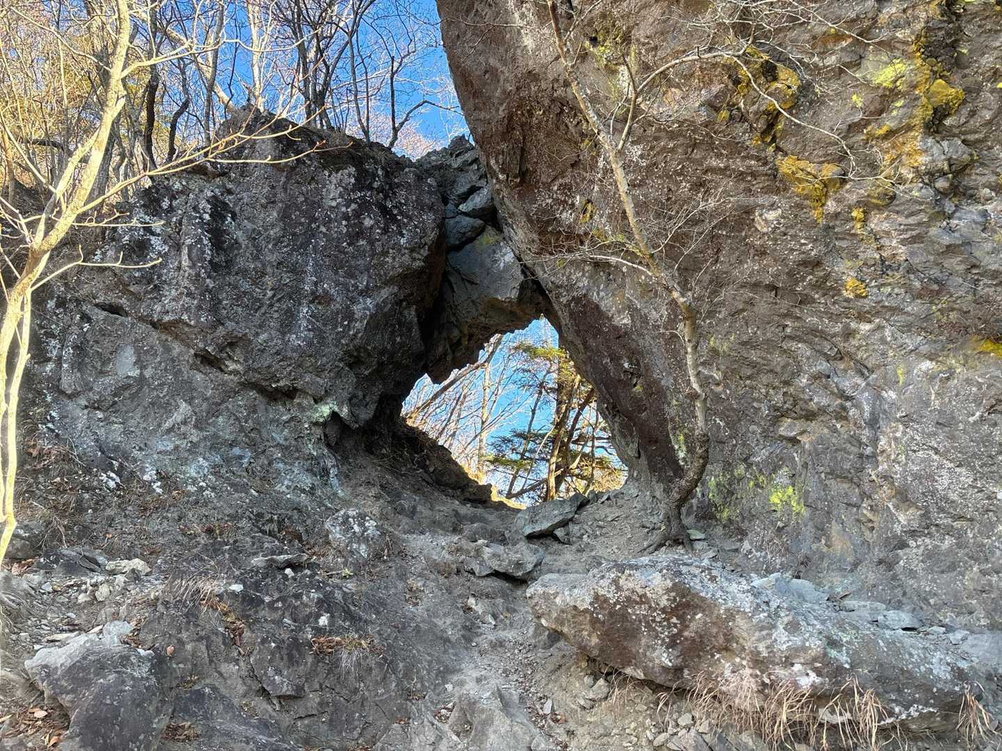 本当に落ちそうな岩
