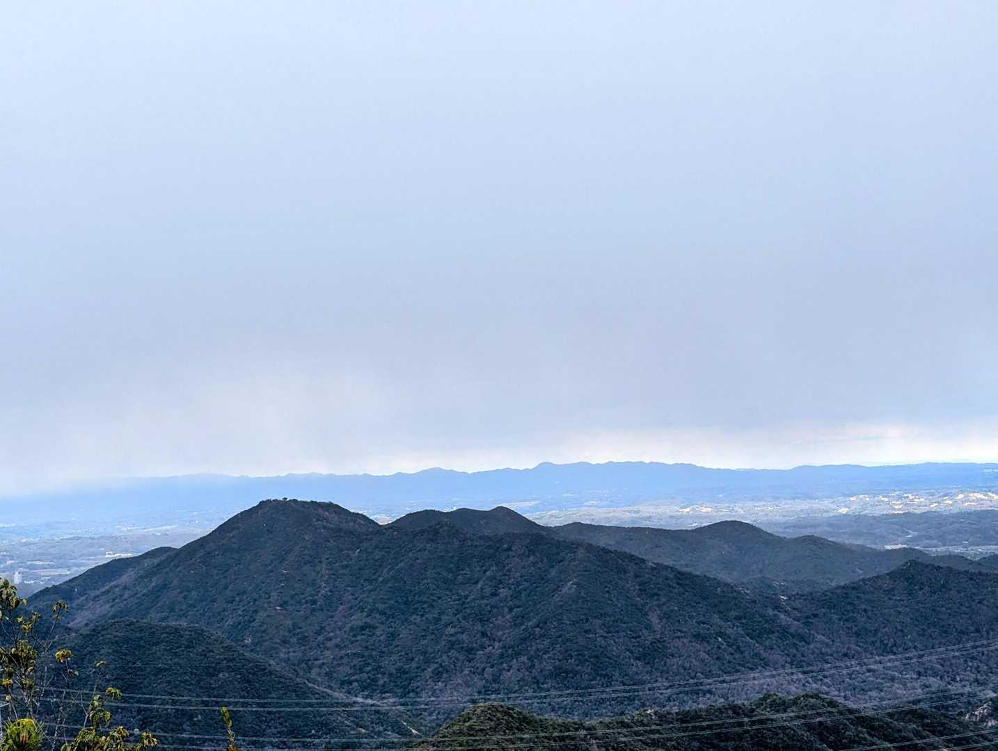 
山頂はせまいけど
360°の眺望です

あ〜晴れるゆーてたやんなぁ〜😒

南むくと三草山のシンボルツリーがみえただけでえっか〜
