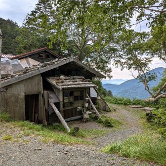 徳本峠小屋。
大正十二年から営業してるとのこと。
今年で103年と長い歴史のある山小屋とのことです。
本当は島々からのクラッシックルートで来たかったなぁ😭
