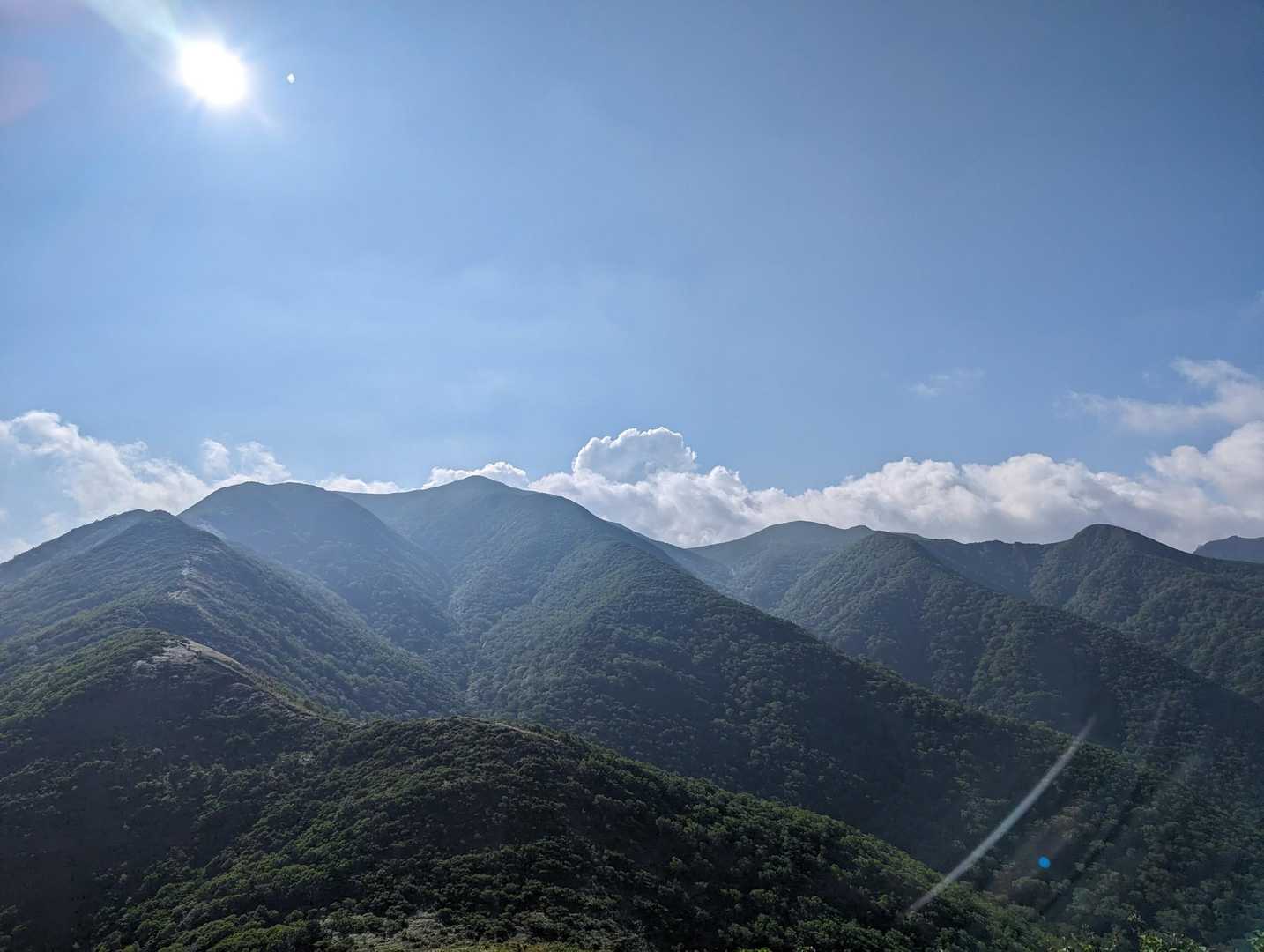 三本槍岳（左）から朝日岳（右）、茶臼岳（写ってない😅）へ続く稜線✨
以前、茶臼から三本槍岳まで歩いた時のことを思い出す。