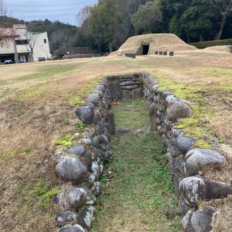 古墳の遺構かな？？
向こう側には古墳形状のものが。