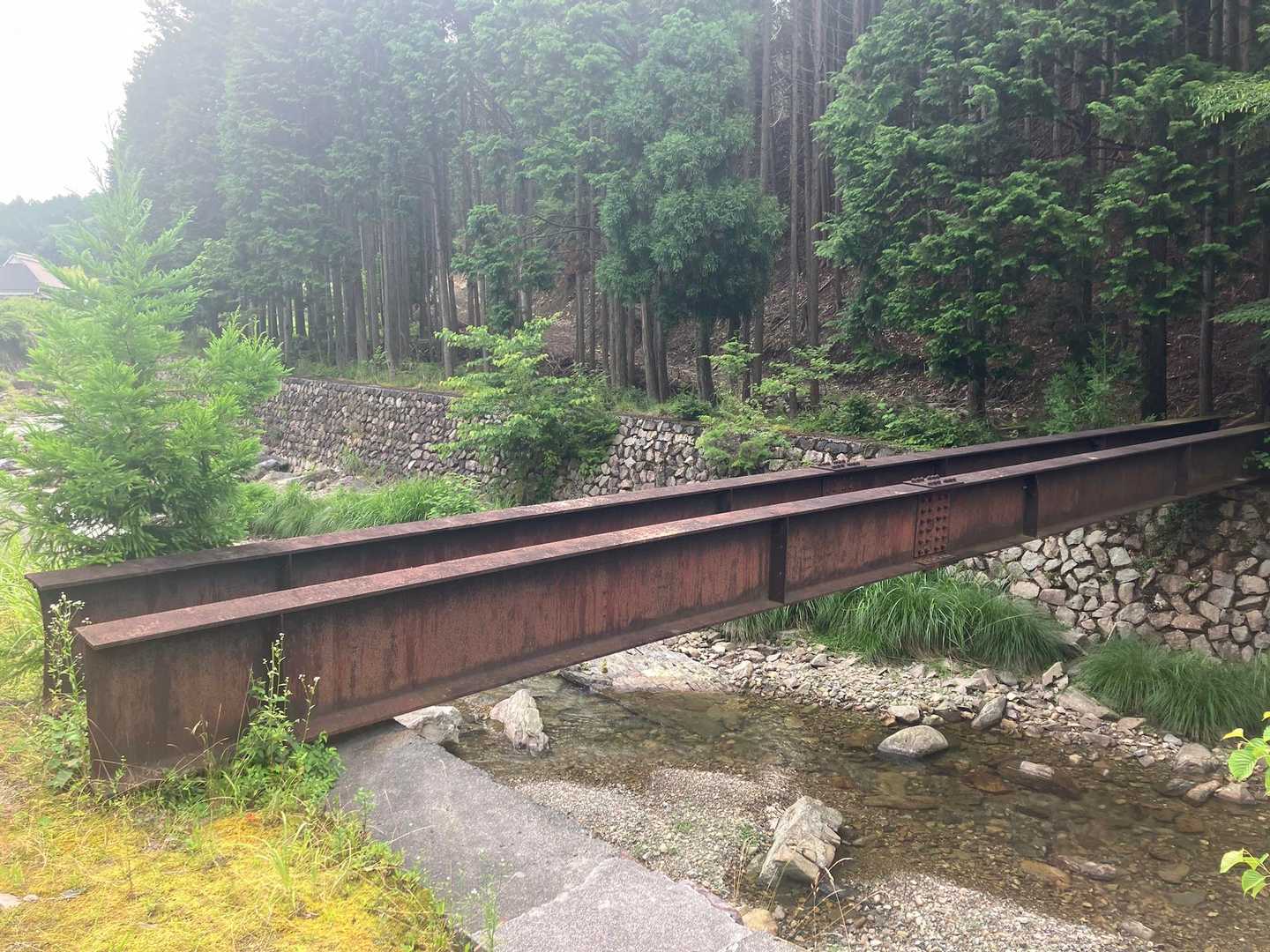 まずは橋を渡ります