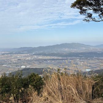 菊池川、九州新幹線の新玉名駅越しに小岱山(筒ヶ岳)