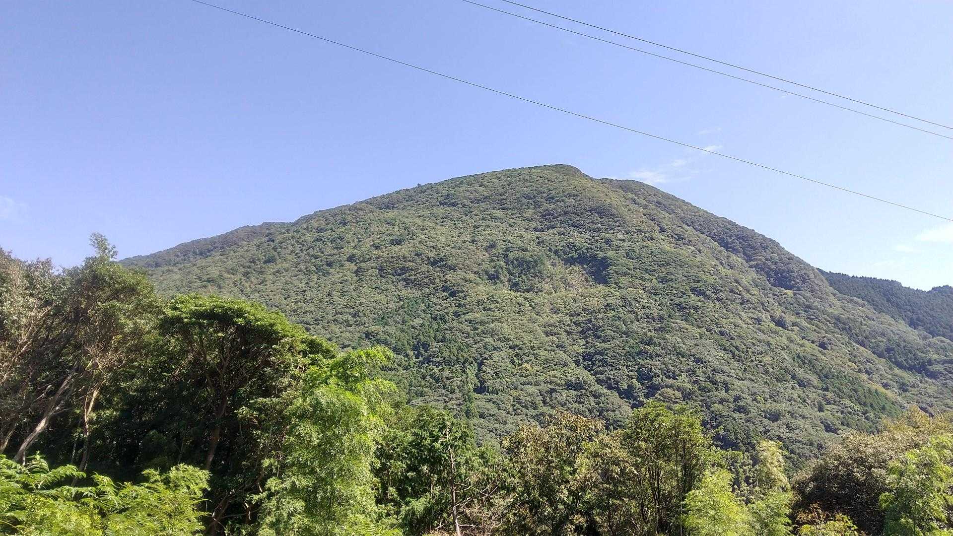 竜ヶ鼻が見える場所まで戻って来ました。
このお山は見る場所に依って全く姿が違いますね。