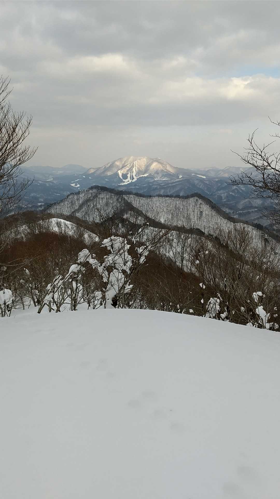 仙王岳⛰頂上🚩
峠田岳⛰に七ヶ宿スキー場🎿
がある